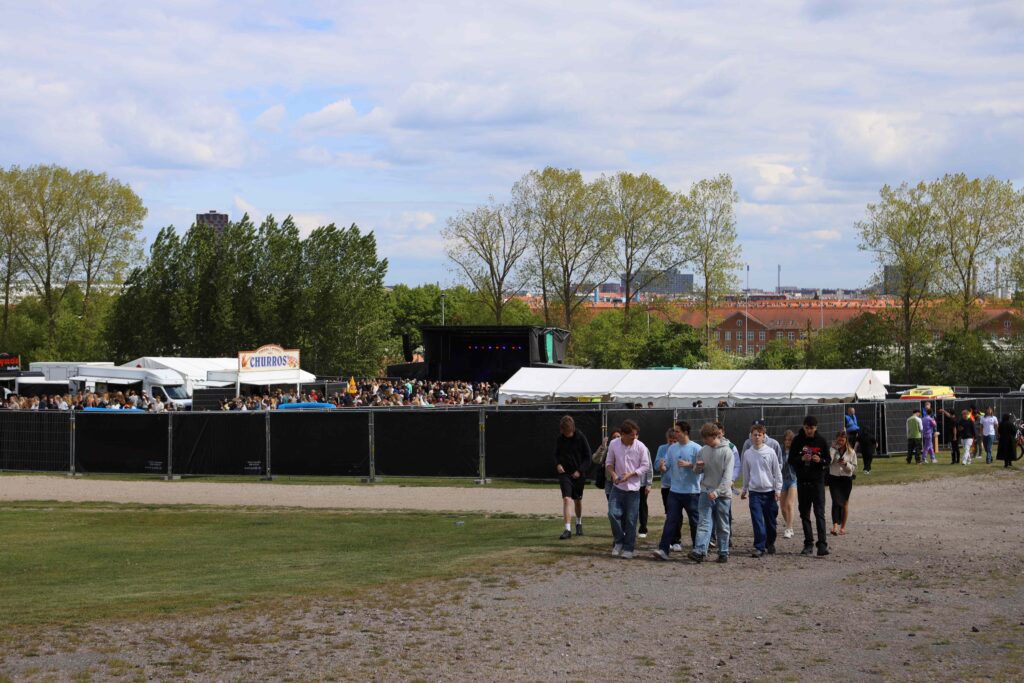En gruppe 9. klasser g&aring;r v&aelig;k fra festivalsplads